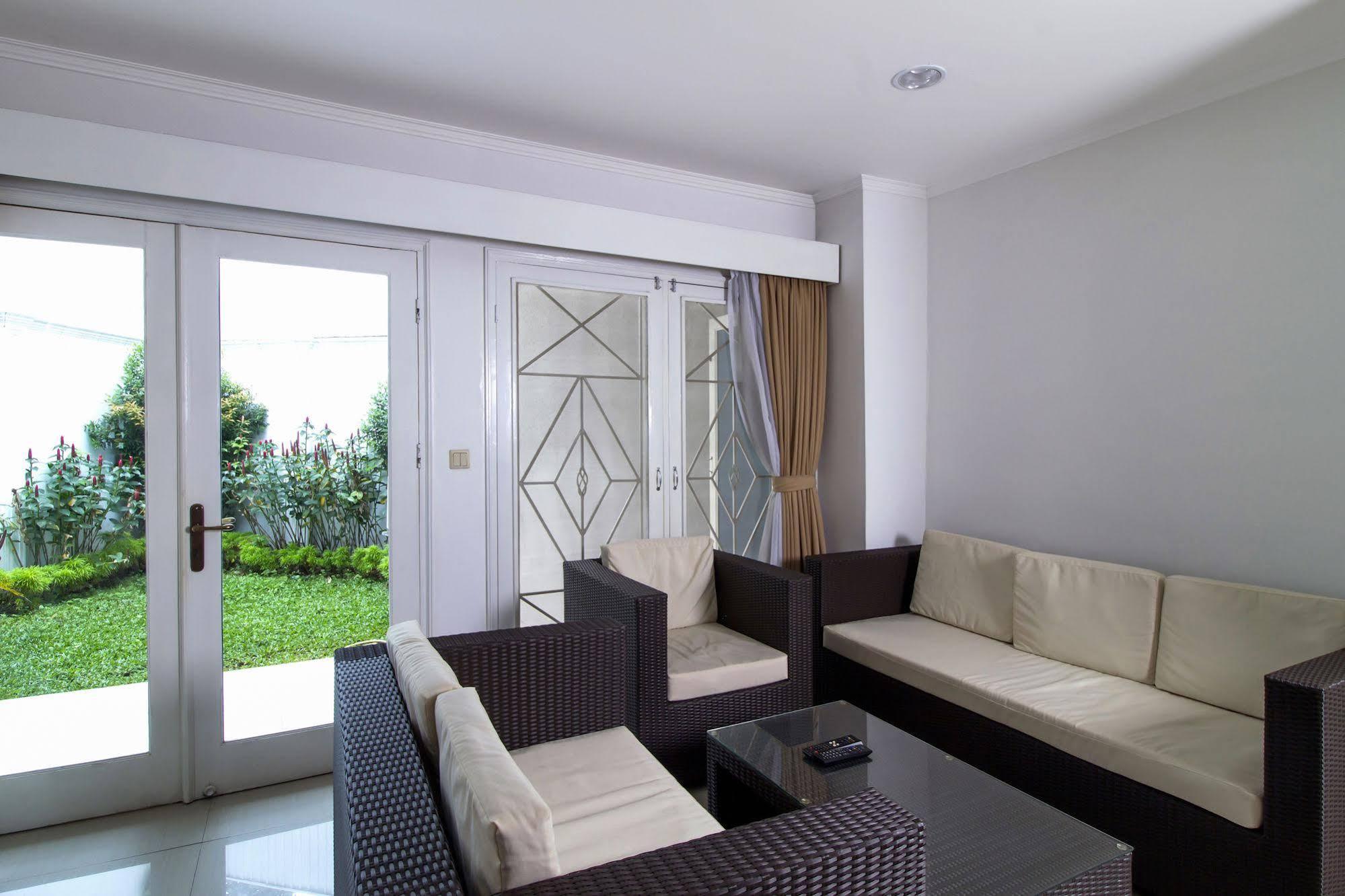 Reddoorz Plus @ Tendean Jakarta Exteriör bild