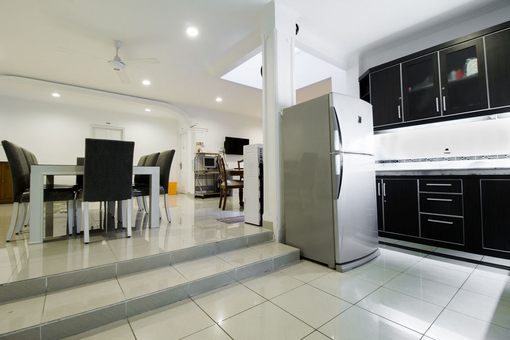 Reddoorz Plus @ Tendean Jakarta Exteriör bild