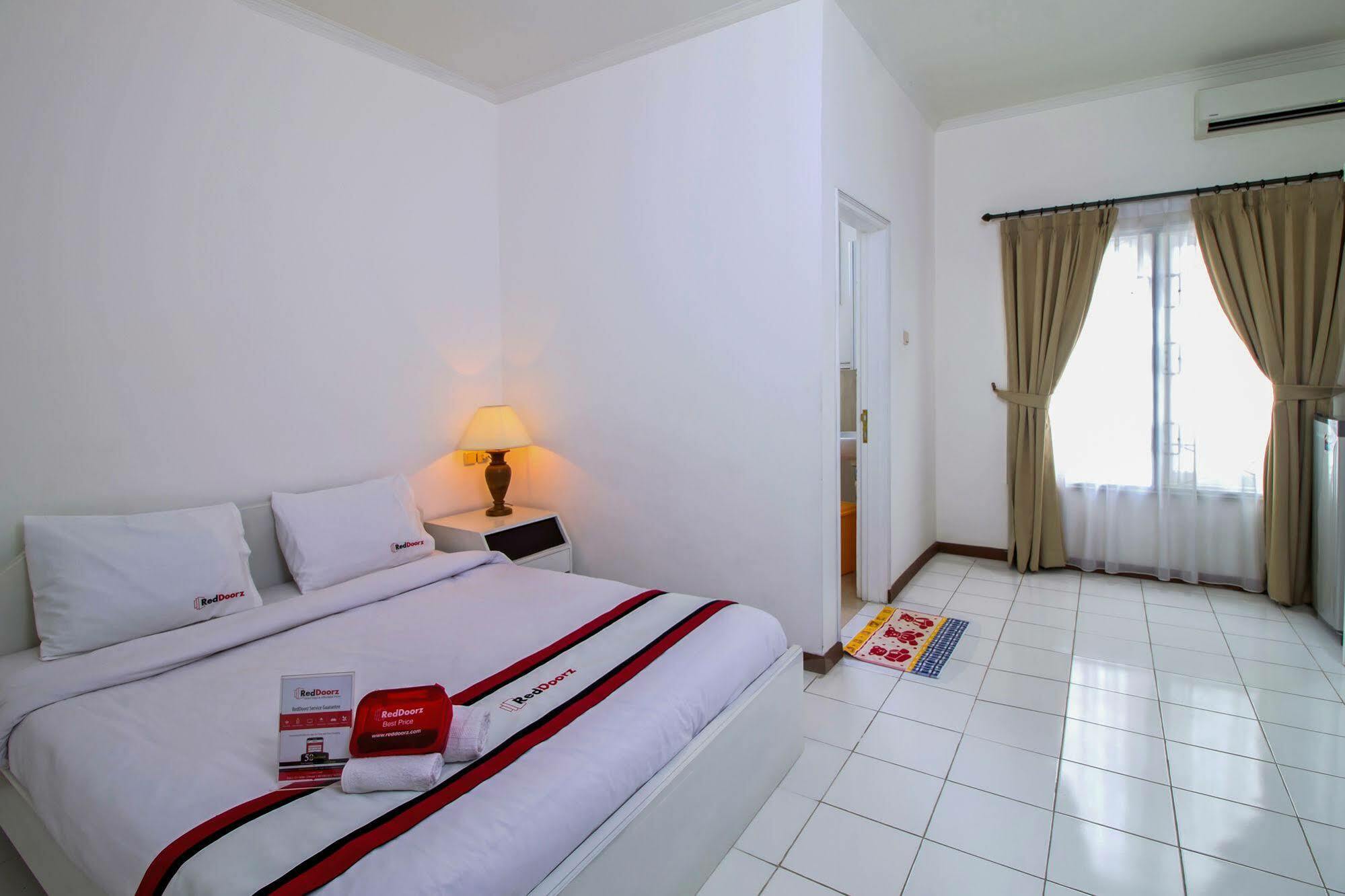 Reddoorz Plus @ Tendean Jakarta Exteriör bild