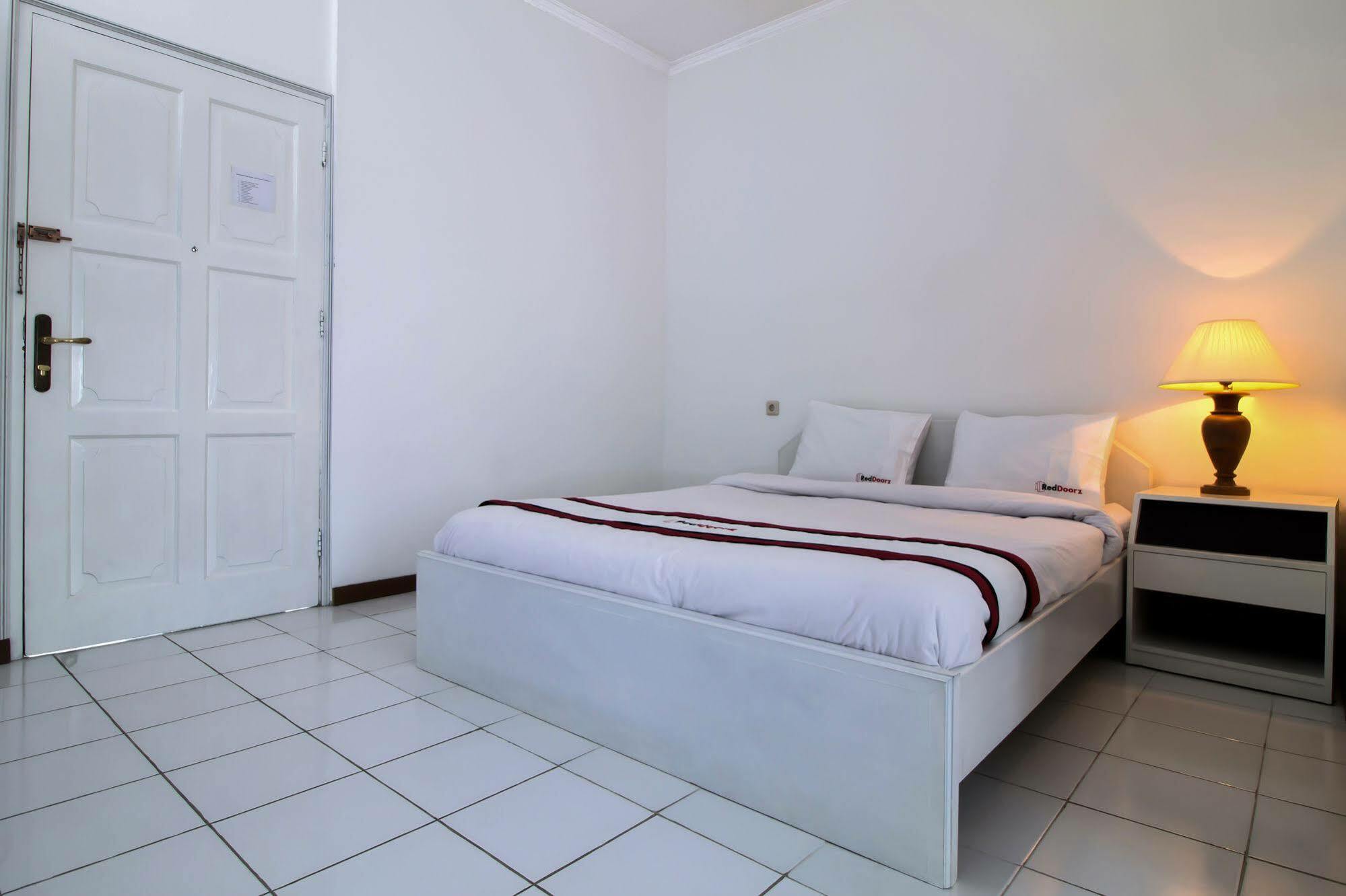 Reddoorz Plus @ Tendean Jakarta Exteriör bild