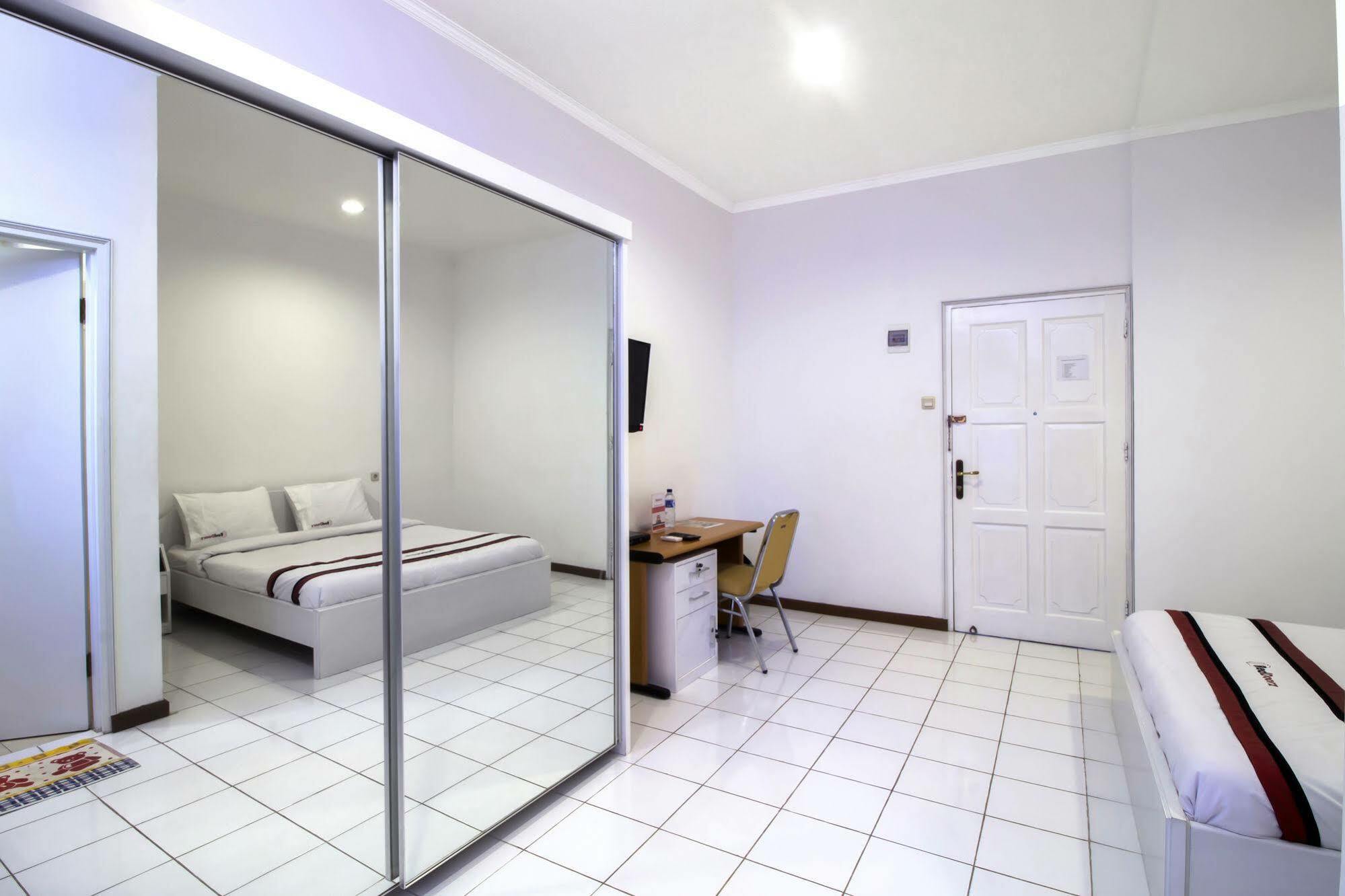 Reddoorz Plus @ Tendean Jakarta Exteriör bild