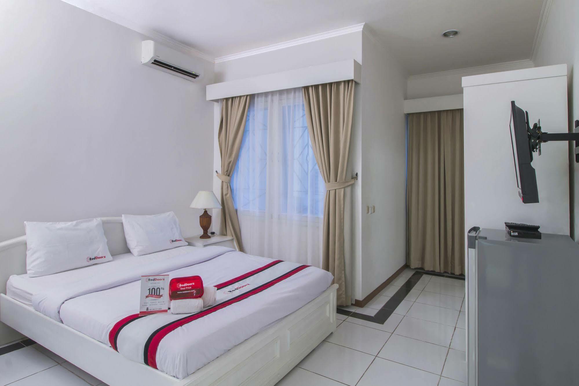 Reddoorz Plus @ Tendean Jakarta Exteriör bild