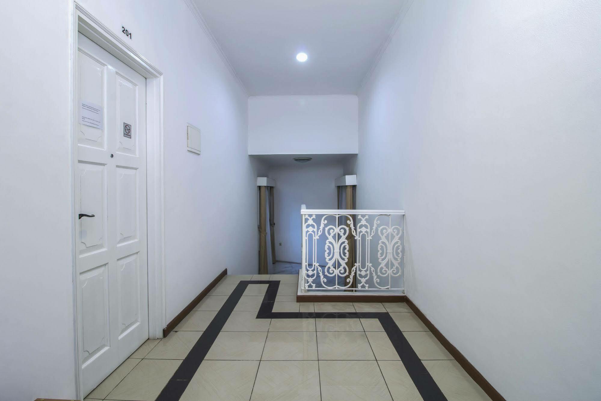 Reddoorz Plus @ Tendean Jakarta Exteriör bild
