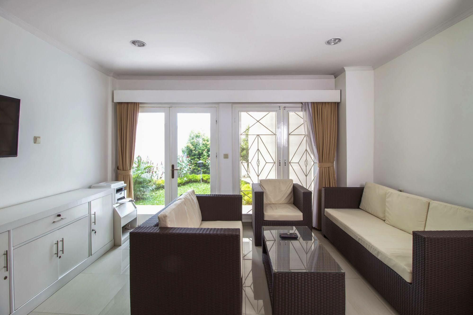 Reddoorz Plus @ Tendean Jakarta Exteriör bild
